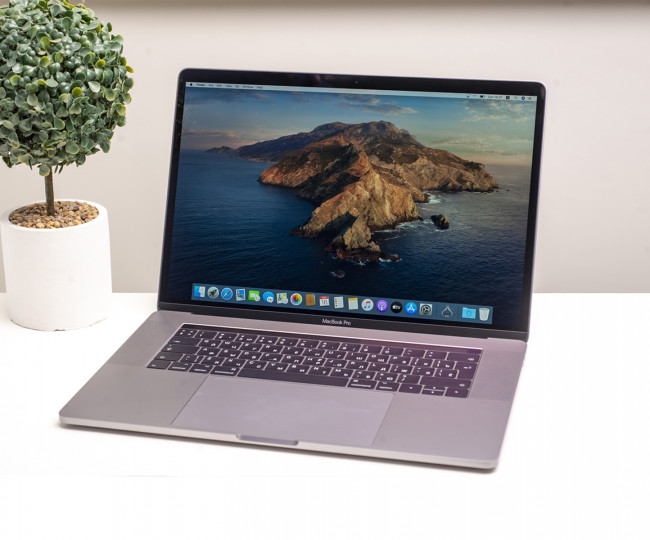 Utilizat Apple MacBook Pro 15 Gri spațial 2018 (MR942)