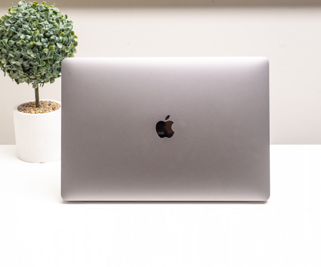 Utilizat Apple MacBook Pro 15 Gri spațial 2018 (MR942)