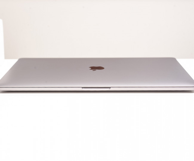 Utilizat Apple MacBook Pro 15 Gri spațial 2018 (MR942)