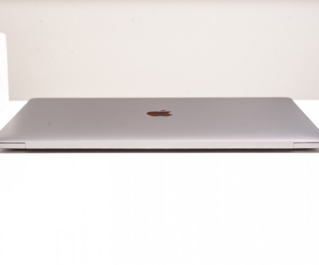 Utilizat Apple MacBook Pro 15 Gri spațial 2018 (MR942)