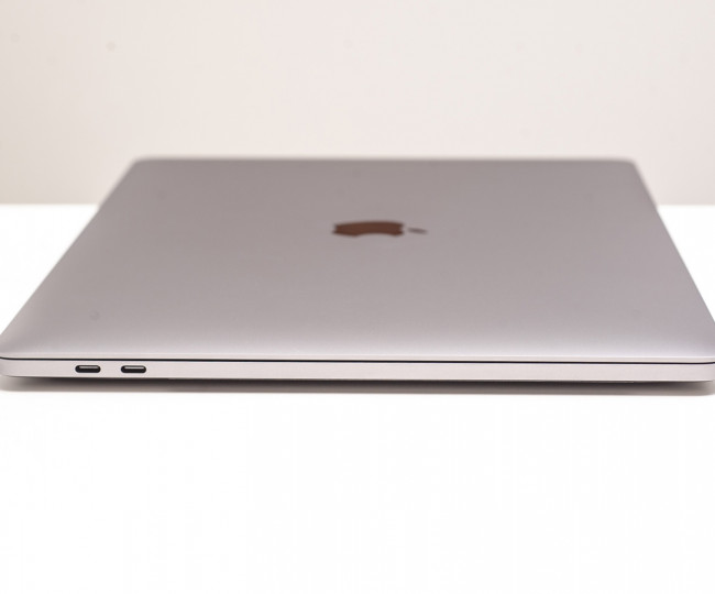 Utilizat Apple MacBook Pro 15 Gri spațial 2018 (MR942)