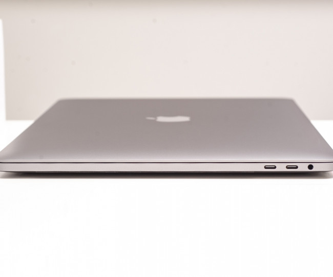 Utilizat Apple MacBook Pro 15 Gri spațial 2018 (MR942)
