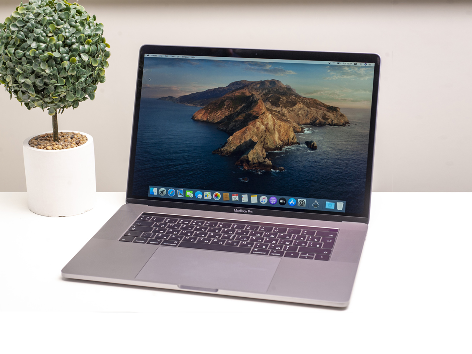 Utilizat Apple MacBook Pro 15 Gri spațial 2018 (MR942)