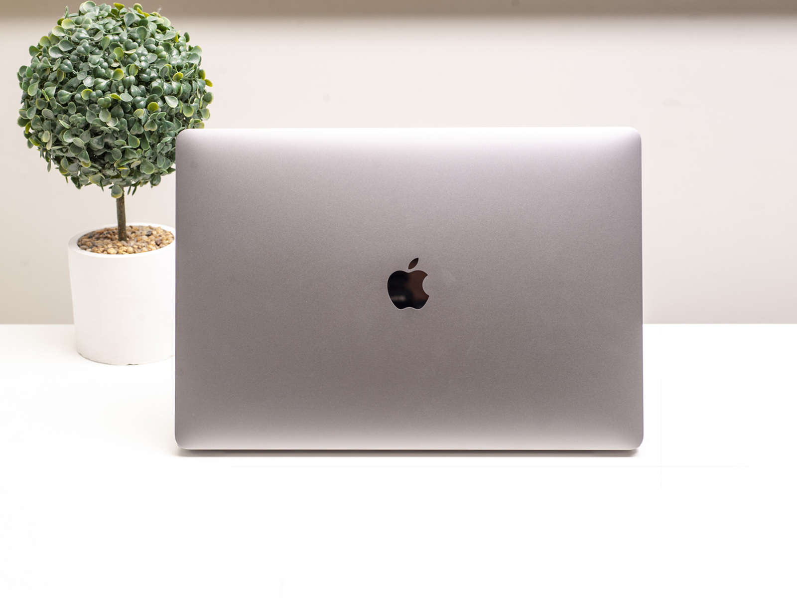 Utilizat Apple MacBook Pro 15 Gri spațial 2018 (MR942)