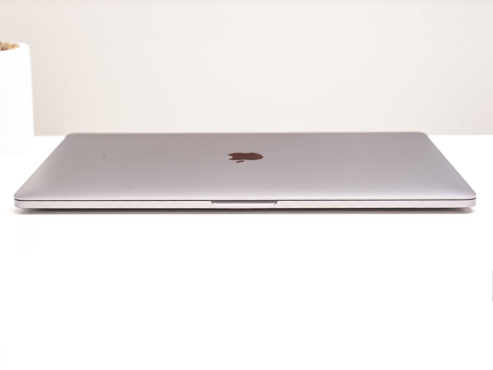 Utilizat Apple MacBook Pro 15 Gri spațial 2018 (MR942)
