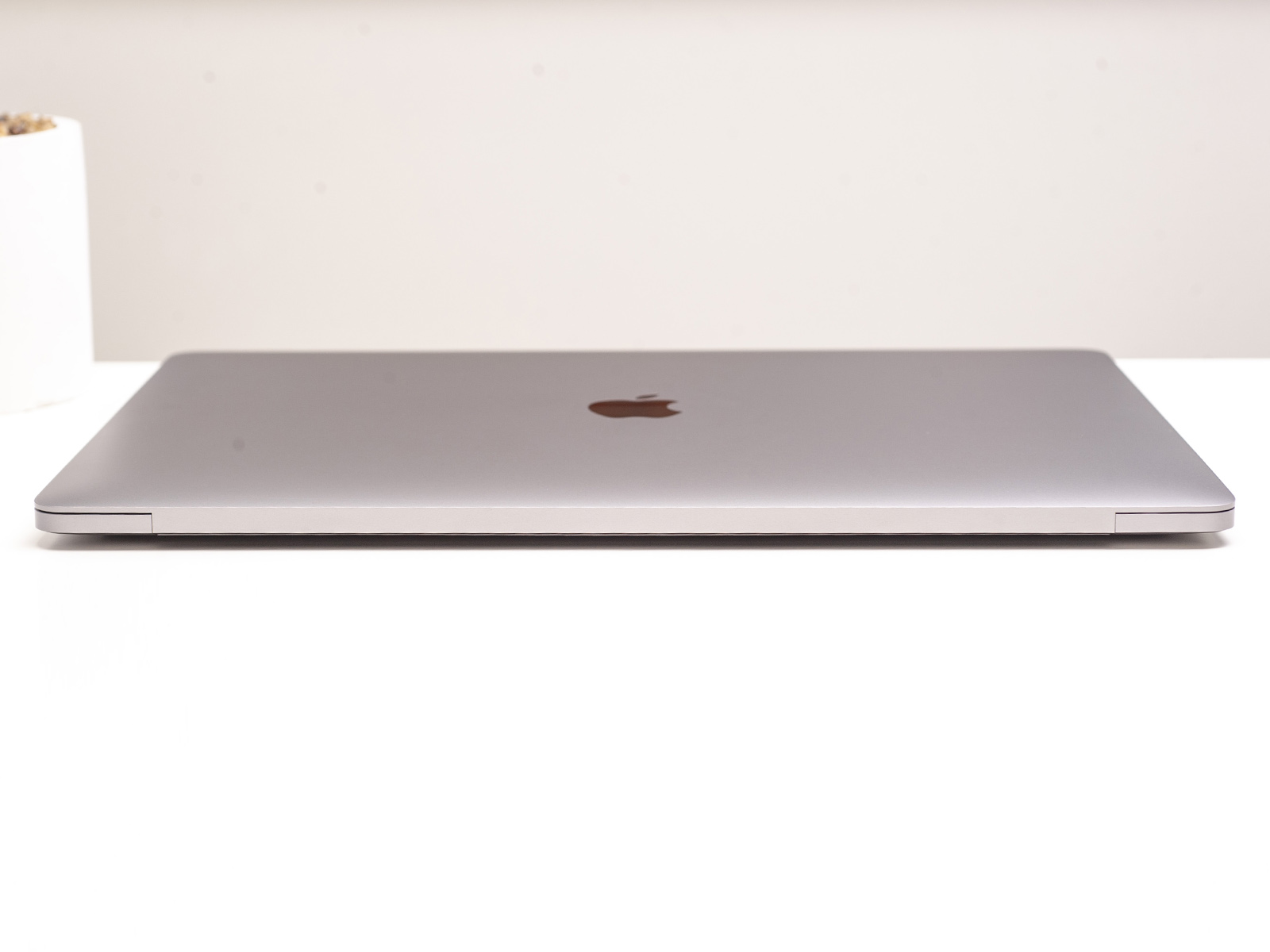 Utilizat Apple MacBook Pro 15 Gri spațial 2018 (MR942)