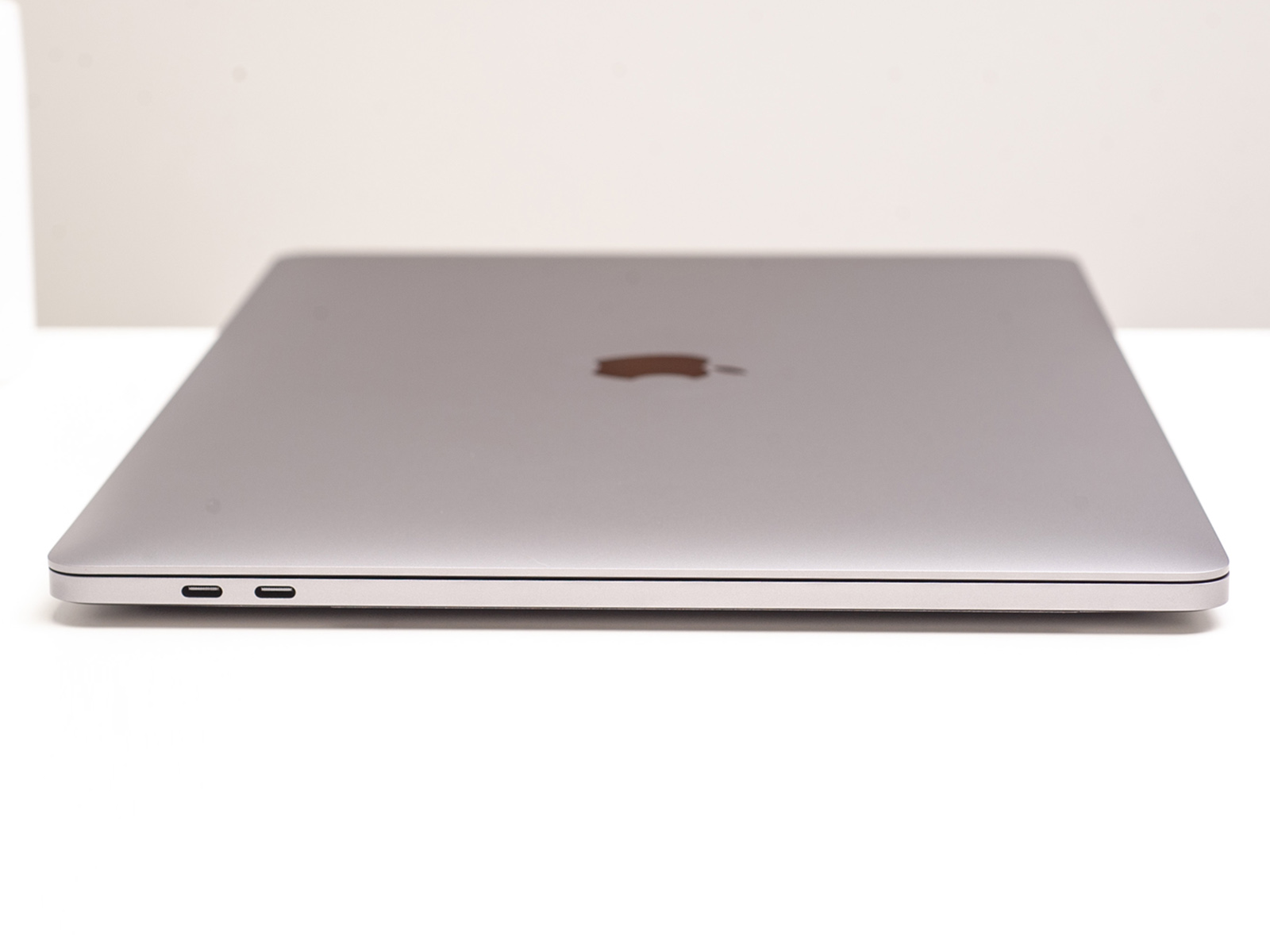 Utilizat Apple MacBook Pro 15 Gri spațial 2018 (MR942)