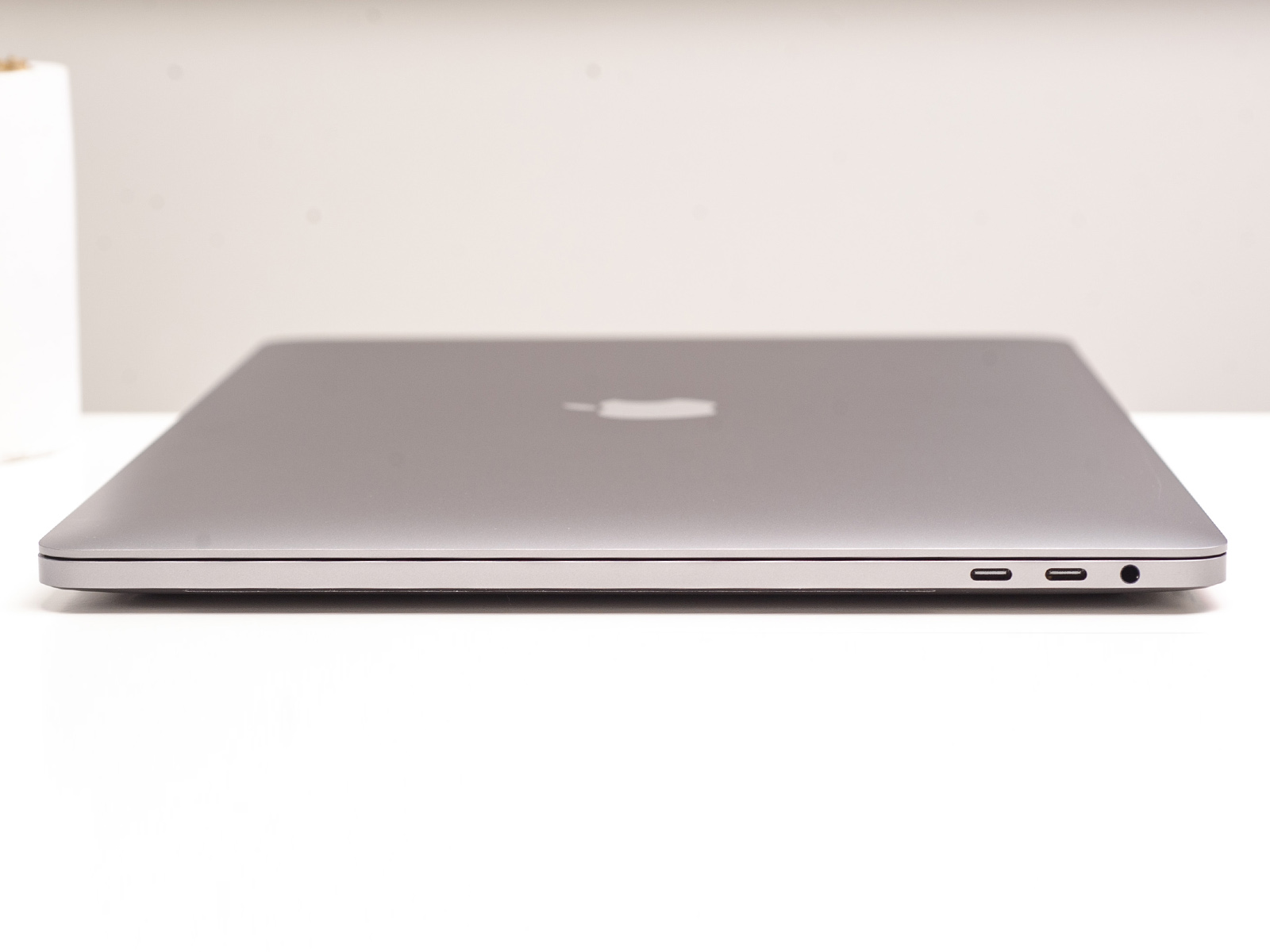 Utilizat Apple MacBook Pro 15 Gri spațial 2018 (MR942)